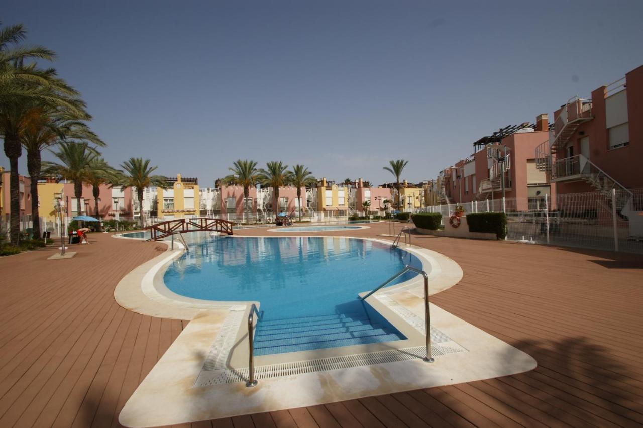 En A 300 M De La Playa, Con Patio Y Salida Directa A Calle